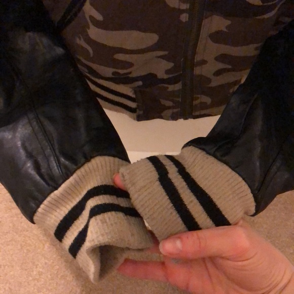 Camo and faux leather bomber jacket size small - Picture 2 of 9